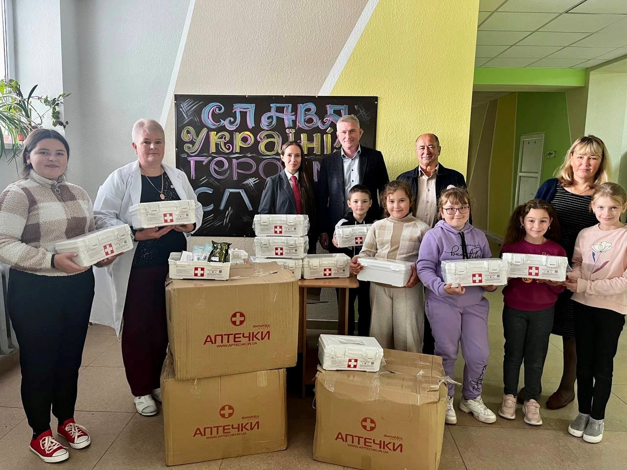 Компанія SOCAR зібрала мільйон гривень на аптечки для школярів